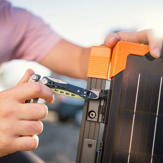 Translation missing: en.Using the Skeletool CX screwdriver to tighten a screw on a camp stove
