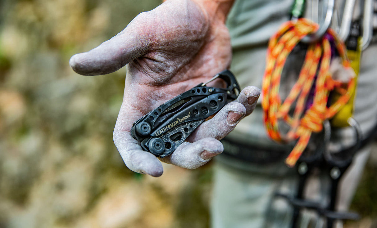 Translation missing: en.A man holding a skeletool