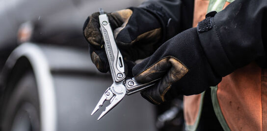 Leatherman Charge TTI in gloved hands
