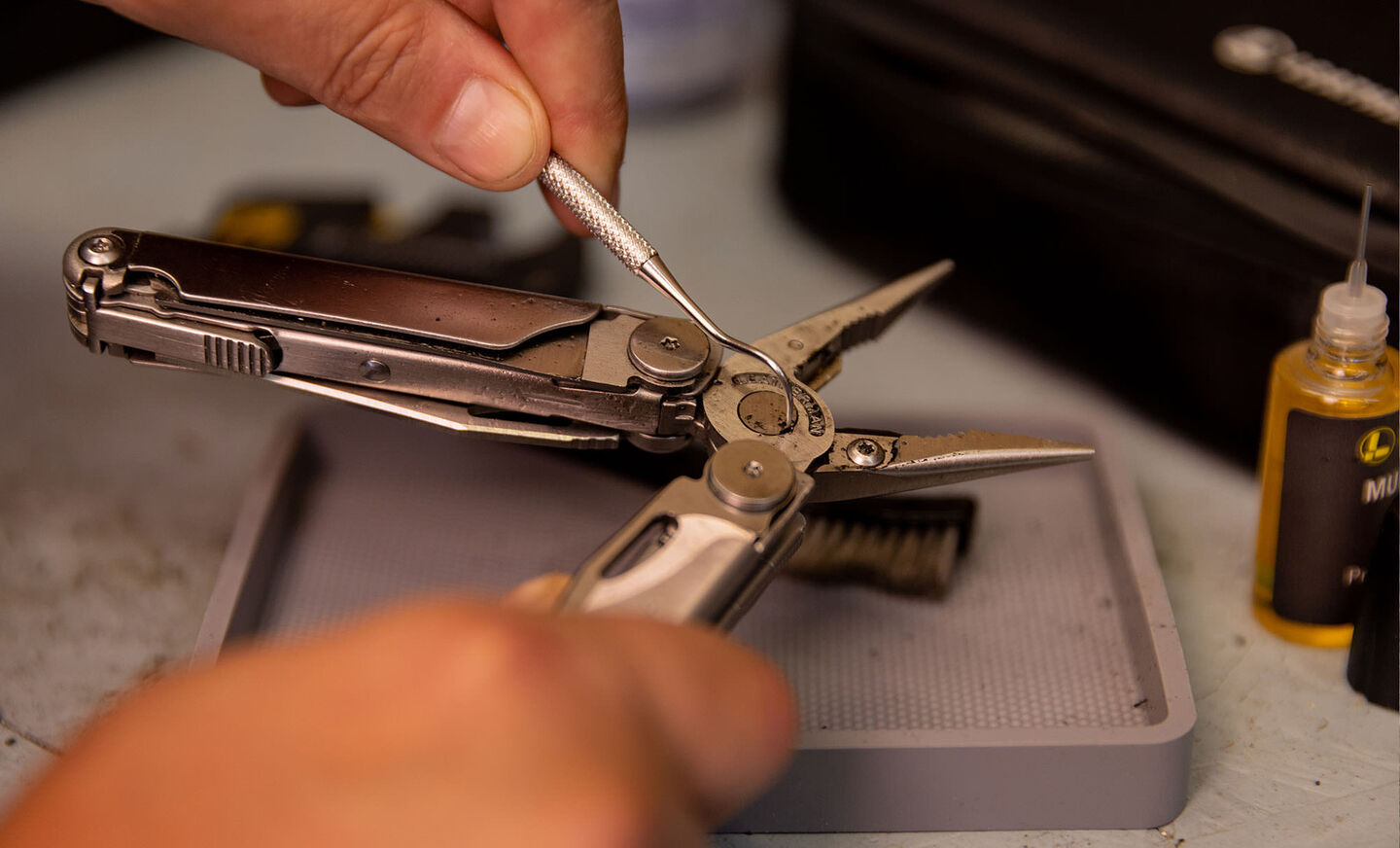 Cleaning a Leatherman Wave with the cleaning Pick