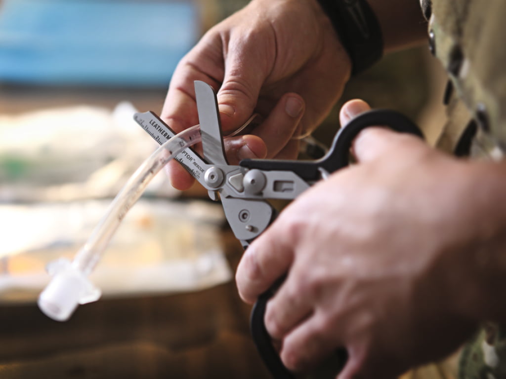 Leatherman Raptor Rescue cutting open material