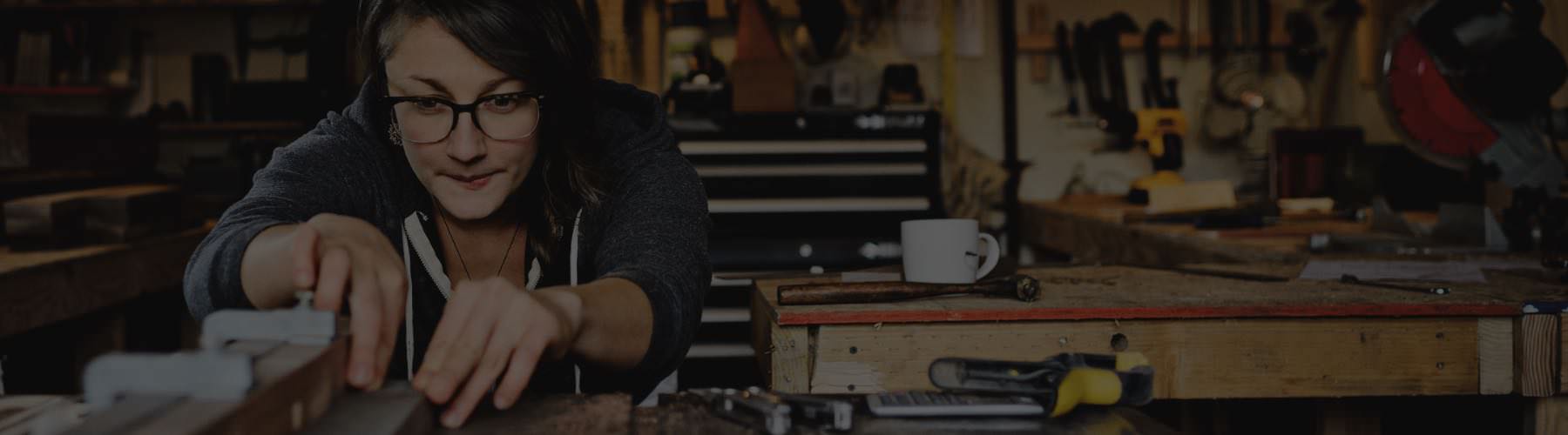 Una mujer construyendo algo en su tienda.