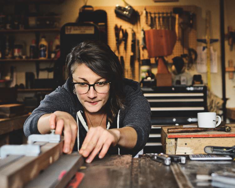 Una mujer construyendo algo en su tienda.