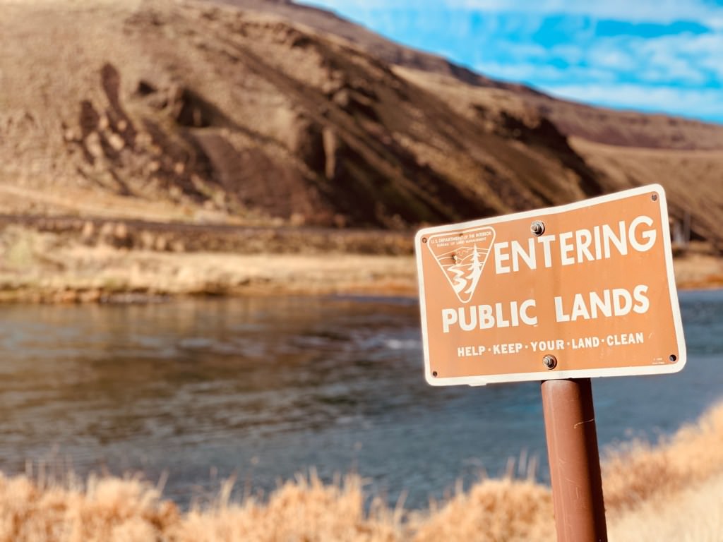 Oregon public lands sign along the Deschutes river.