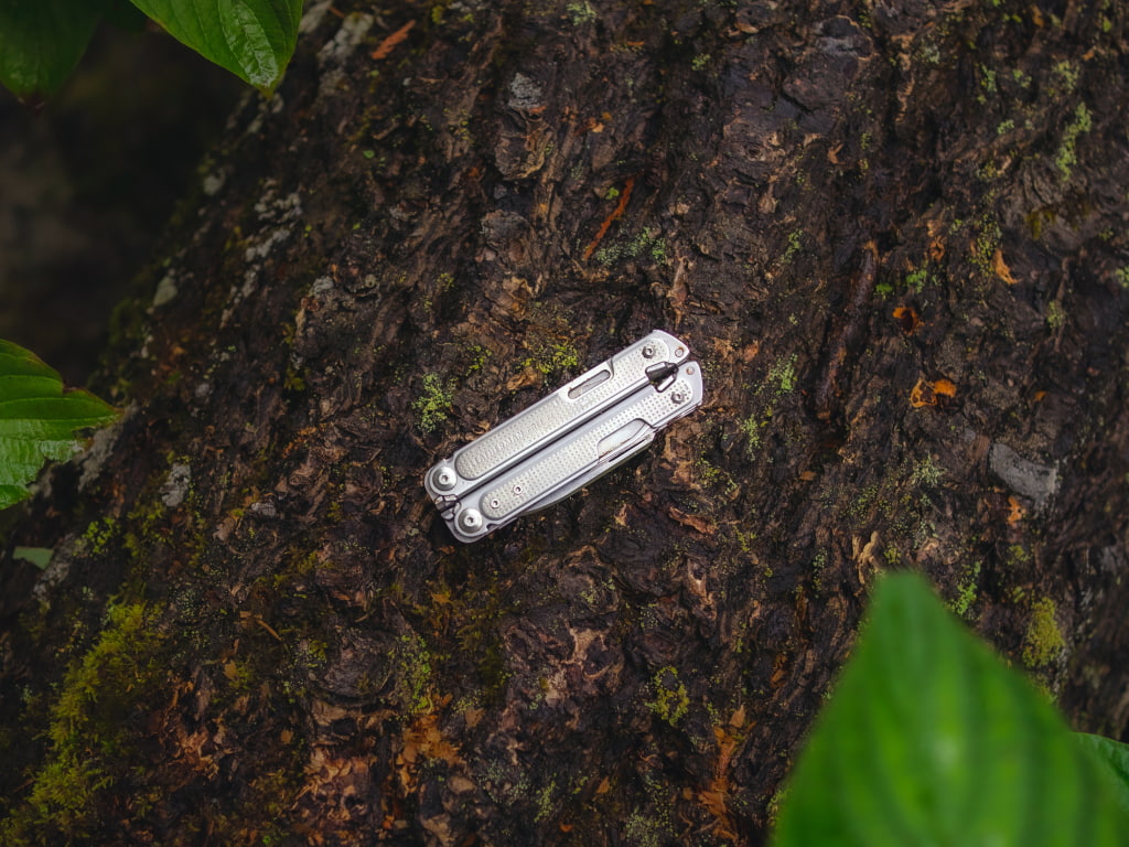 leatherman free p4 on log in the forest